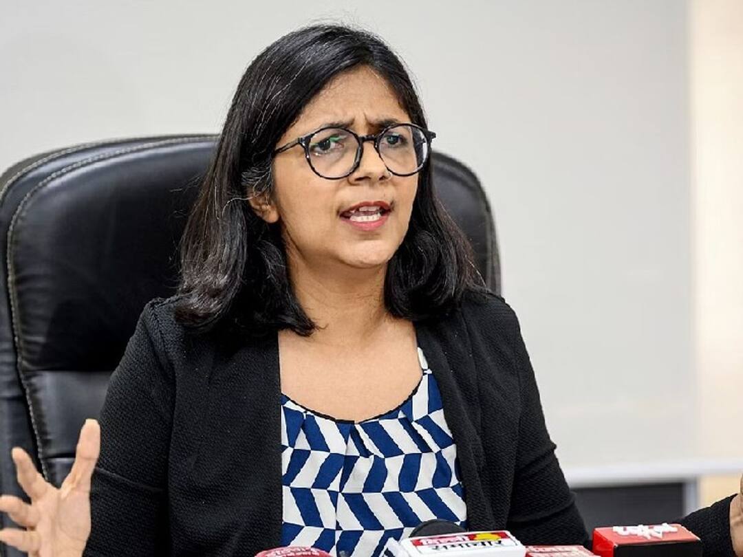 DCW chief Swati Maliwal says Father Sexually Assaulted Her When I was a Child Check Details DCW Chief Swati Maliwal : 'वडिलांनी माझे शोषण केले, भीतीने मी पलंगाखाली लपून बसायची', स्वाती मालीवाल यांचा गौप्यस्फोट 