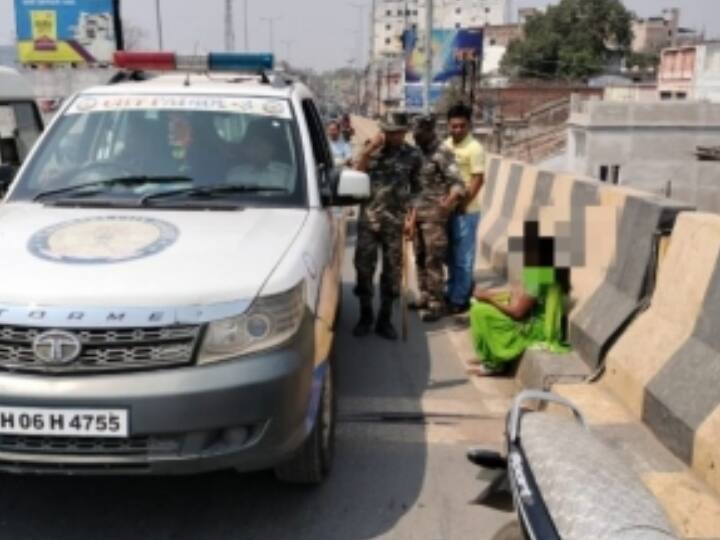 Lover not come on date girl sitting strike on overbridge in West Singhbhum Jharkhand Jharkhand News: प्रेमी के लिए धरने पर बैठ गई प्रेमिका, डेट पर बुलाकर नहीं पहुंचा युवक, पुलिस के छूटे पसीने