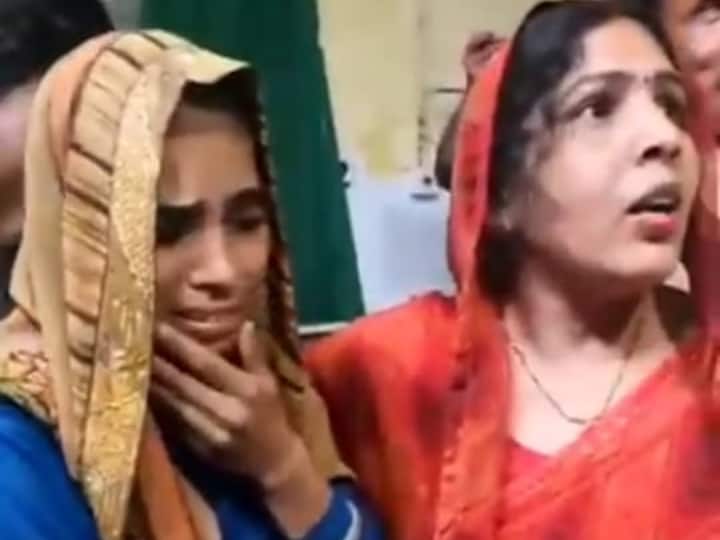 Rajasthan Politics: वीरांगनाओं से मिलने पहुंची सांसद रंजीता से पुलिसकर्मियों ने की धक्का मुक्की, हाथ-कमर में आई चोटें MP Ranjeeta injured while policemen pushed her in hospital when she reached to meet pulwama attack victims ANN Rajasthan Politics: वीरांगनाओं से मिलने पहुंची सांसद रंजीता से पुलिसकर्मियों ने की धक्का मुक्की, हाथ-कमर में आई चोटें