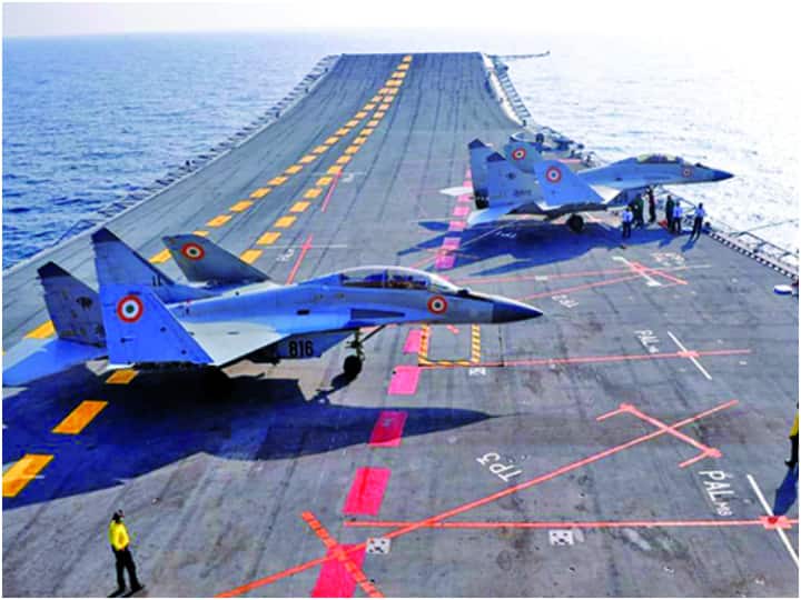 Indian Navy First Time Show INS Vikrant to World Know All features of indian home made aircraft launcher INS Vikrant: दुनिया को पहली बार दिखी भारतीय नौसेना की नई ताकत आईएनएस विक्रांत, जानिए क्या है इसमें खास
