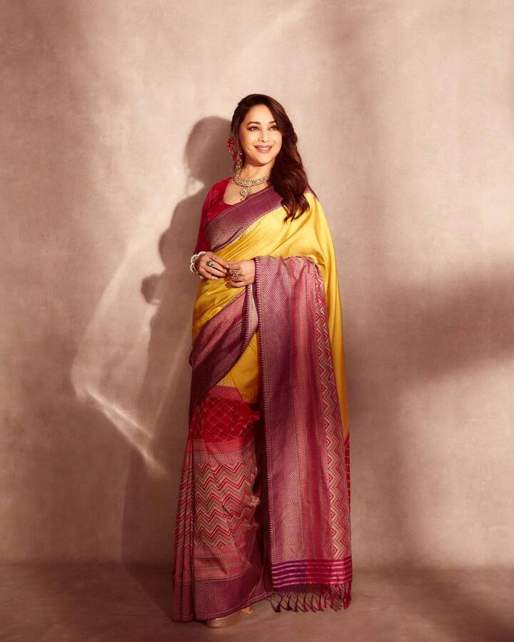 અભિનેત્રીએ મિનિમલ બેઝ અને રેડ લિપસ્ટિક સાથે તેનો લુક કમ્પ્લીટ કર્યો હતો.