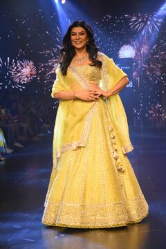 Sushmita Sen Photo: हार्ट अटैक के बाद पहली बार रैंप पर उतरीं सुष्मिता सेन, तस्वीरें देख एक्ट्रेस के जज्बे को सलाम करते दिखे लोग