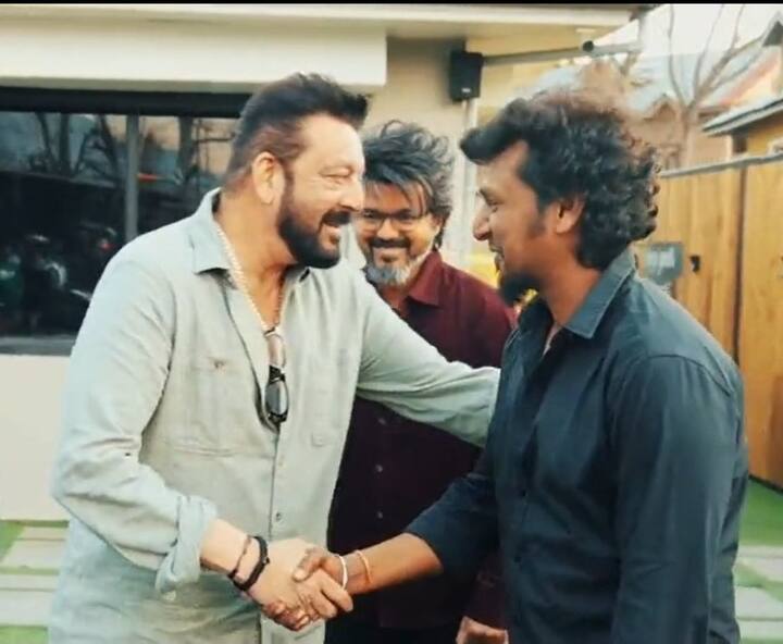 அவர் விஜய்யை சந்தித்த பின்னர் லியோ படத்தின் இயக்குநர் லோகேஷ் கனகராஜ் கை குலுக்கி விடைபெற்றார்