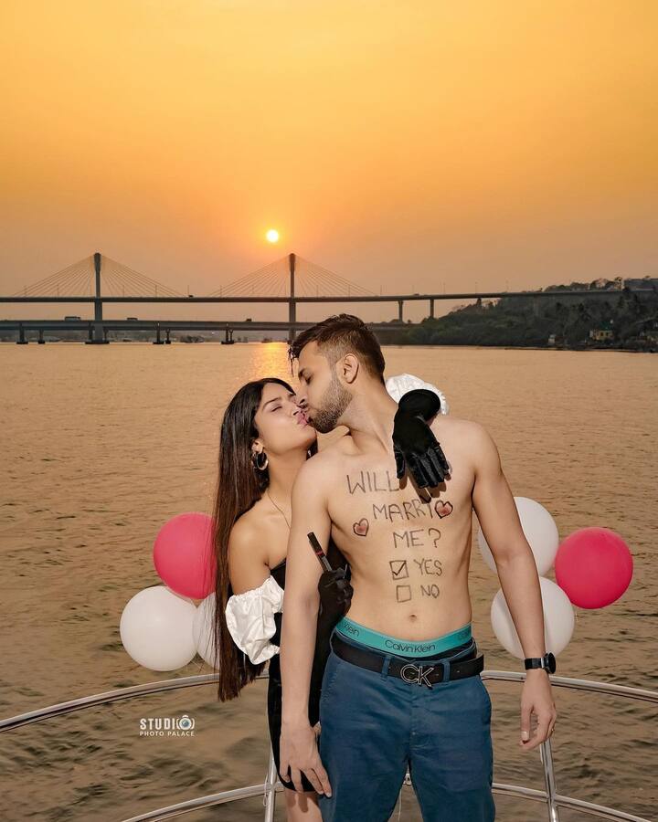 चिराग ने शर्टलेस होकर अपनी बॉडी पर लिखवाया की विल यू मैरी मी जिसके जवाब में कृष्णा मुखर्जी ने येस पर टिक किया.