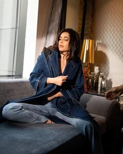 ઓપન ડેનિમ શર્ટમાં બ્રા ફ્લોન્ટ કરતા કરિશ્મા તન્નાએ આપ્યા હોટ પોઝ, જુઓ તસવીરો