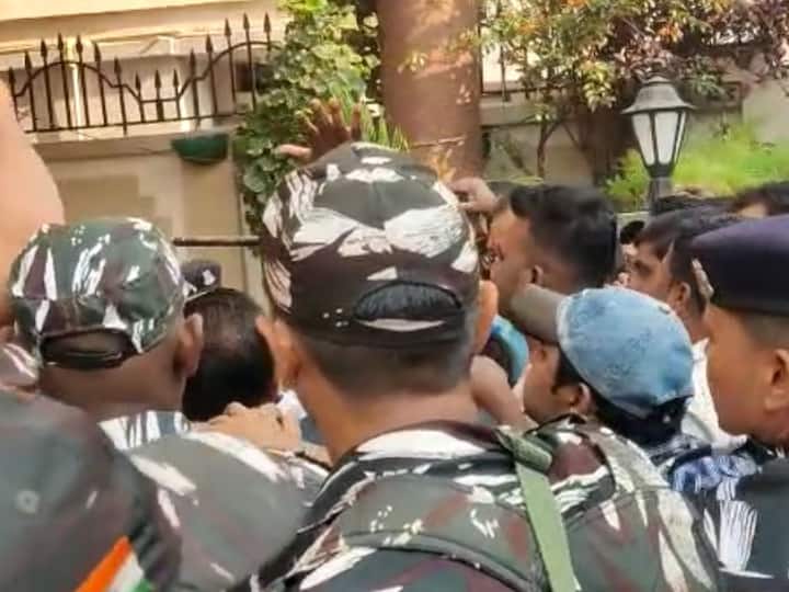 मुश्रीफ यांच्या पत्नीला यावेळी भावना अनावर झाल्या.