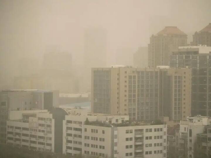 China Beijing Air Quality Plummets Amid Dust Storm Pollution Check Details Beijing Air Quality: धूलभरी आंधी ने बिगाड़ा चीन की राजधानी का मिजाज, 'खतरनाक' स्तर पर देखा गया एयर क्वालिटी इंडेक्स