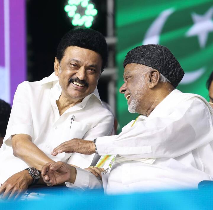 இயக்கம் வெவ்வேறாக இருந்தாலும் இதயத்தால் ஒன்றிணைந்துள்ளோம் என்று குறிப்பிட்டார்.