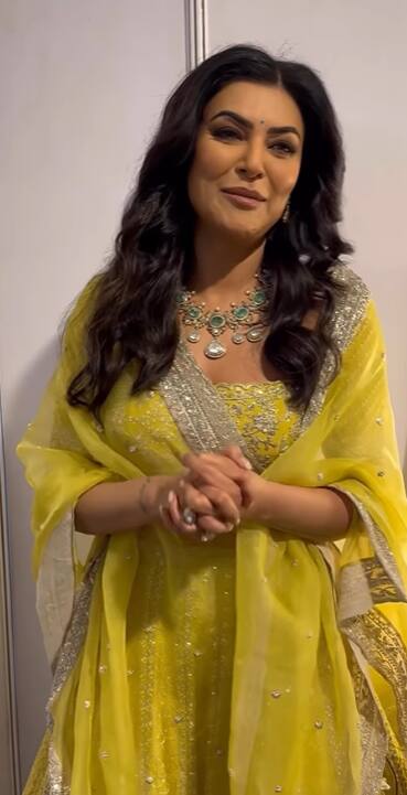 'लॅक्मे फॅशन वीक'मध्ये सुष्मिताने अनुश्री रेड्डीने डिझाईन केलेला ड्रेस परिधान केला होता.