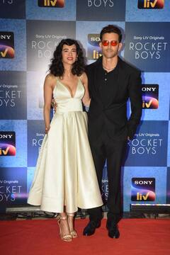 Rocket Boys 2 की स्क्रीनिंग में व्हाइट ड्रेस में Saba Azad लगीं गॉर्जियस, लेडी लव के साथ ऑल ब्लैक लुक में Hrithik Roshan भी लगे डैपर