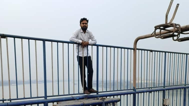 Standing on the railing for a long time, the lawyer suddenly jumped into the Ganges from the second Hooghly Bridge. Second Hooghly Bridge: রেলিং-এর ধারে দাঁড়িয়ে ছিলেন দীর্ঘক্ষণ, আচমকাই দ্বিতীয় হুগলি সেতু থেকে গঙ্গায় ঝাঁপ আইনজীবীর