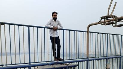 Standing on the railing for a long time, the lawyer suddenly jumped into the Ganges from the second Hooghly Bridge. Second Hooghly Bridge: রেলিং-এর ধারে দাঁড়িয়ে ছিলেন দীর্ঘক্ষণ, আচমকাই দ্বিতীয় হুগলি সেতু থেকে গঙ্গায় ঝাঁপ আইনজীবীর