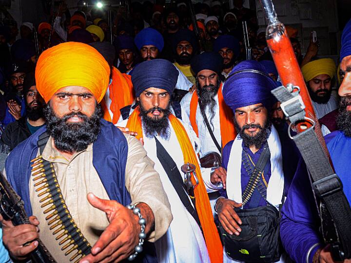 Waris Punjab De Amritpal Singh Arms license of 2 bodyguards canceled, 6 YouTube channels also banned Waris Punjab De: अमृतपाल सिंह के 2 अंगरक्षकों के हथियार लाइसेंस रद्द, 6 यूट्यूब चैनलों को भी किया गया बंद