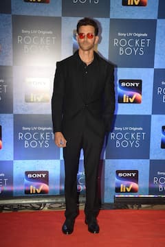 Rocket Boys 2 की स्क्रीनिंग में व्हाइट ड्रेस में Saba Azad लगीं गॉर्जियस, लेडी लव के साथ ऑल ब्लैक लुक में Hrithik Roshan भी लगे डैपर