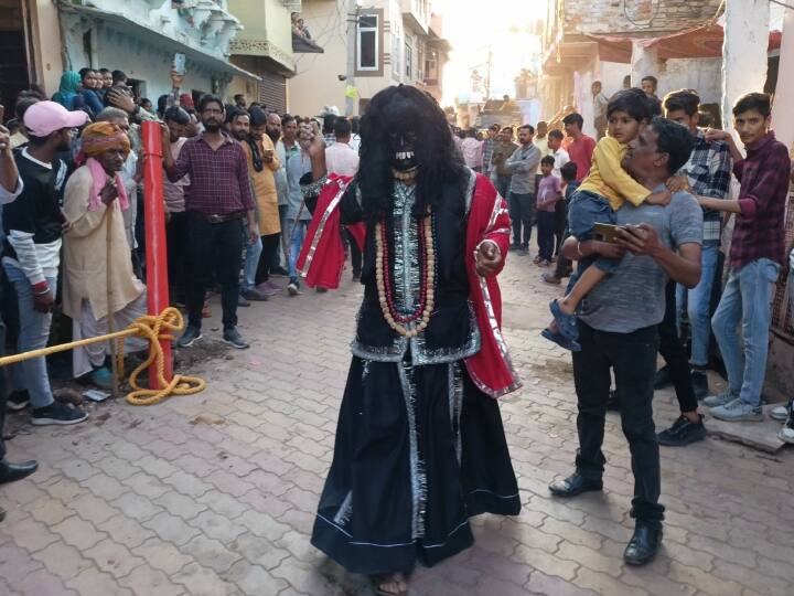 सांगोद के न्हाण को देखने के लिए हजारों की संख्या में लोग पहुंच रहे हैं.न्हाण अखाड़ा चौधरी पाड़ा के बादशाह की सवारी परंपरागत मार्गों से पूरे शानो शौकत से निकाली गई. इस दौरान स्वांगों की चहुलबाजियां चलती रहीं.