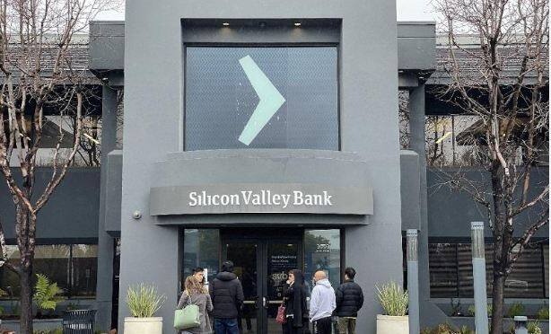 Silicon Valley Bank shut down by regulators ਅਮਰੀਕਾ 'ਚ ਨਵਾਂ ਬੈਂਕਿੰਗ ਸੰਕਟ, ਸਿਲੀਕਾਨ ਵੈਲੀ ਬੈਂਕ ਨੂੰ ਲੱਗਿਆ ਤਾਲਾ, ਦੁਨੀਆ ਭਰ ਦੇ ਸ਼ੇਅਰ ਬਾਜ਼ਾਰਾਂ 'ਚ ਮੱਚੀ ਹਲਚਲ