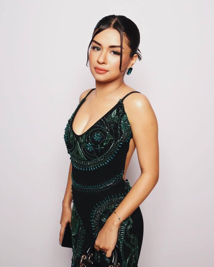 આ તસવીરોમાં એક્ટ્રેસ ડીપનેક ગાઉનમાં હોટ પોઝ આપતી જોવા મળે છે.