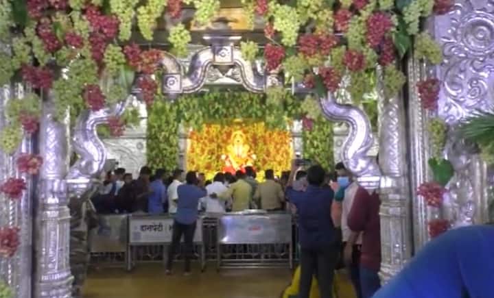 श्रीमंत दगडूशेठ हलवाई सार्वजनिक गणपती ट्रस्टतर्फे संकष्टी चतुर्थीनिमित्त मंदिरात द्राक्ष महोत्सव साजरा करण्यात आला.