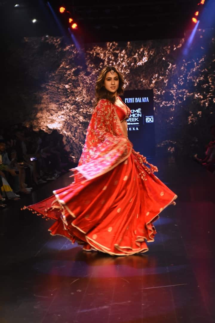 स्टेज पर सारा अली खान ने अपनी टोंड फिगर को फ्लॉन्ट करते हुए डीप नेक ब्लाउज और फ्लैटरिंग लहंगे में ट्वर्ल किया.