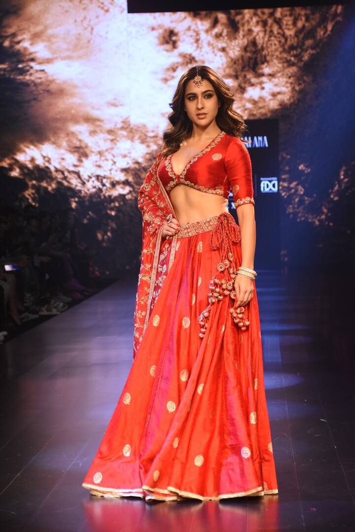 इंडियन ट्रेडिशनल वियर पहने हुए सारा अली खान ने दर्शकों को अपना शाही अंदाज़ दिखाया है.