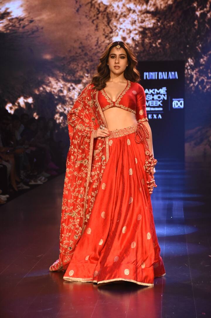 वॉक करते हुए सारा अली खान के फेशियल एक्सप्रेशंस किसी हॉलीवुड मॉडल से कम नहीं लगते.