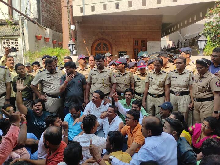 भैय्या माने यांनी समर्थकांसह प्रवेशद्वारात ठिय्या मांडला आहे.