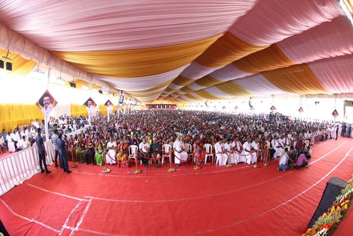 கோவை சின்னியம்பாளையம் பகுதியில் உள்ள தனியார் மண்டபத்தில் முதலமைச்சர் மு.க.ஸ்டாலின் முன்னிலையில், திமுகவில் மாற்று கட்சியினர் இணையும் நிகழ்ச்சி நடைபெற்றது.