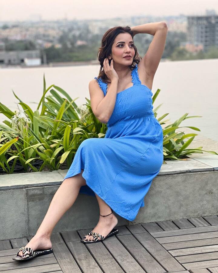 तिनं शेकडो भोजपुरी सिनेमांसह हिंदी, बंगाली, ओडिया, तामिण, कन्नडं आणि तेलगू सिनेमांमध्येही काम केलं आहे.