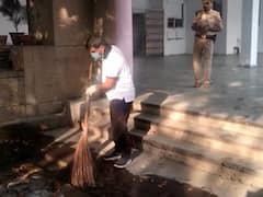 नोएडा: सफाई व्यवस्था से नाखुश डीएम ने खुद झाड़ू लगाना किया शुरू, अधिकारियों में मचा हड़कंप