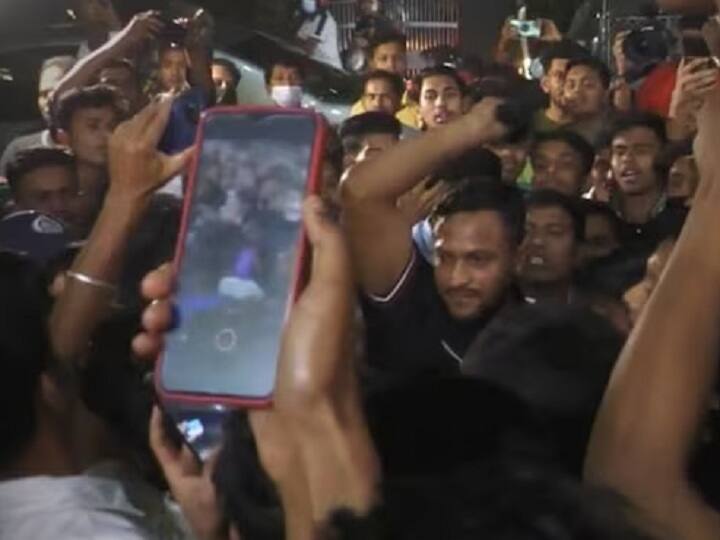 Shakib Al Hasan goes angry and beats fan with cap during an event in Bangladesh Watch: भीड़ में फैन ने खींच ली कैप तो शाकिब अल हसन ने कर दी जमकर धुनाई, अब वायरल हो रहा वीडियो