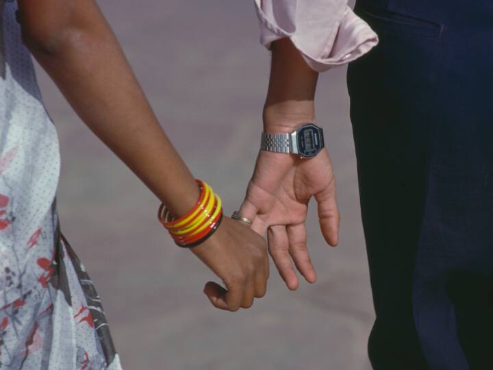 Bhavnagar: A love bird landed in front of a train near Rajpara railway station Bhavnagar: રાજપરા રેલવે સ્ટેશન પાસે પ્રેમી પંખીડાએ ટ્રેન સામે પડતું મૂક્યું