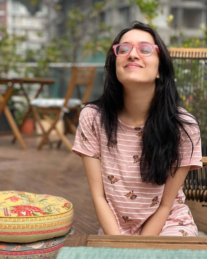 इसके बाद श्रद्धा ने बताया कि वो कैसे पकड़ी गईं. उन्होंने कहा, और मैं बस उत्तर देख रही थी और मेरी टीचर मेरे ठीक बगल में खड़े थे.”