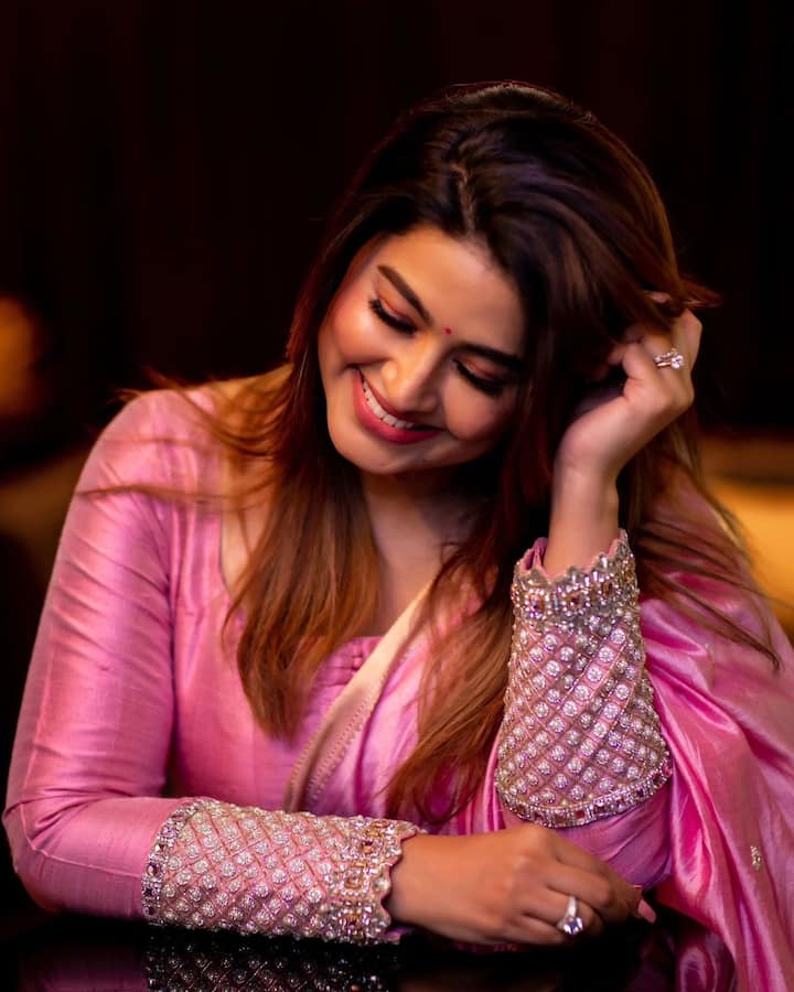 పింక్ డ్రస్ లో స్నేహ (Image Courtesy : realactress_sneha / Instagram)
