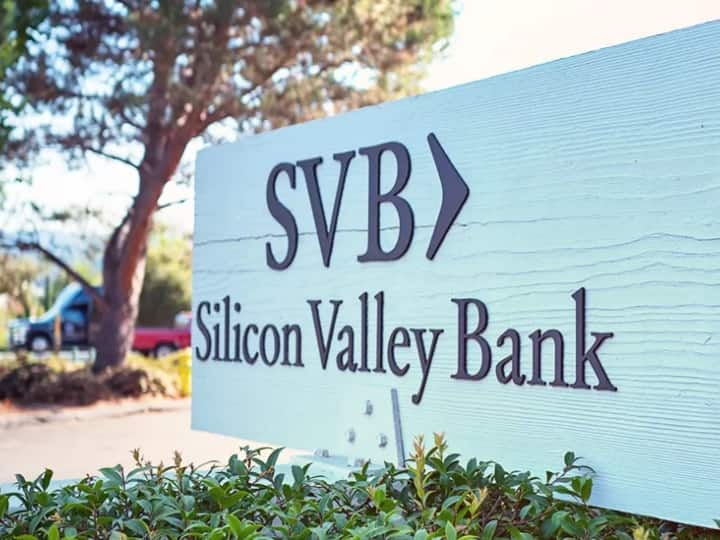 Silicon Valley Bank losses 100 billion dollar in 2 days and his employees get offer 1 5 guna salary by FDIC Silicon Valley Bank crisis: सिलिकॉन वैली बैंक के दो दिन में डूबे 100 अरब डॉलर, कर्मचारियों को मिला 1.5 गुना वेतन ऑफर
