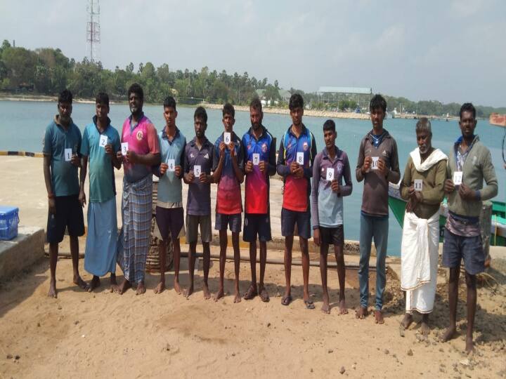 16 fishermen of Tamil Nadu have tearfully requested the central and state government TNN 16 மீனவர்களை விடுவிக்க கோரி அரசுக்கு நாகை மீனவர்கள் கண்ணீர் மல்க கோரிக்கை