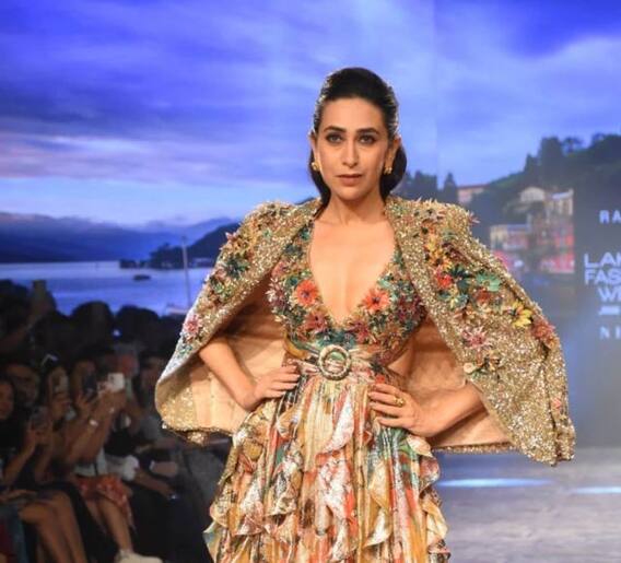 48 वर्षीय करिश्मा कपूर थिरकली रॅम्पवर