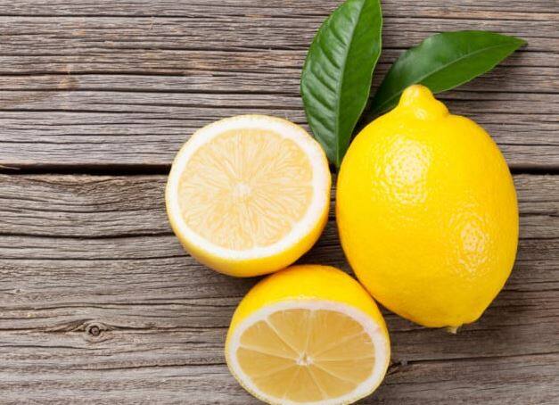 तापमानाचा पारा वाढल्यानं बाजारपेठेत लिंबाच्या (Lemon) मागणीत वाढ झाली आहे. लिंबाची मागणी वाढल्यानं लिंबाचे दरही दुपटीनं वाढल्याचं चित्र दिसत आहे.