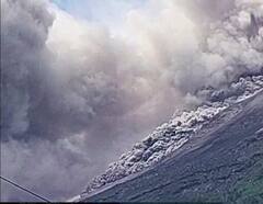 Volcano Eruption: हजारों टापूओं वाले देश में ज्वालामुखी विस्फोट, आसमान में धुएं के बादल छाए, देखें भयावह दृश्य