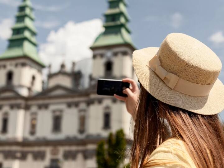 अगर आप किसी ऐसे देश में वीजा के लिए आवेदन करना चाहते हैं जो आपको ज्यादा इंतजार नहीं करवाएगा, तो आइसलैंड एकदम सही जगह है. 2021 में कुल 2,735 आवेदकों में से 2,410 को नॉर्डिक द्वीप जाने के लिए वीजा दिया गया था. (PC- Freepik.com)