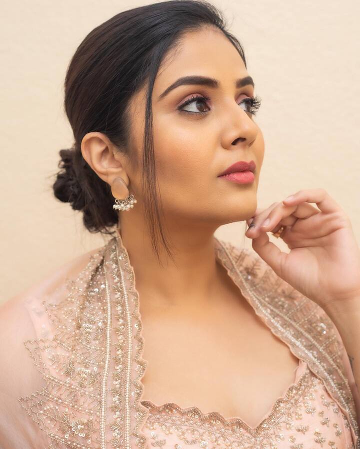 అన్ని ఛానెల్స్ లో షోలు చేస్తూ ఆకట్టుకుంటోంది. Photo Credit: Sreemukhi /Instagram