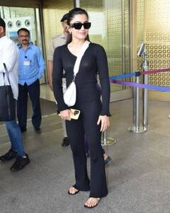 Rashmika Mandanna:மும்பை விமான நிலையத்தில் நம்ப ஜிமிக்கி பொண்ணு ராஷ்மிகா..வைரலாகும் புகைப்படங்கள்!