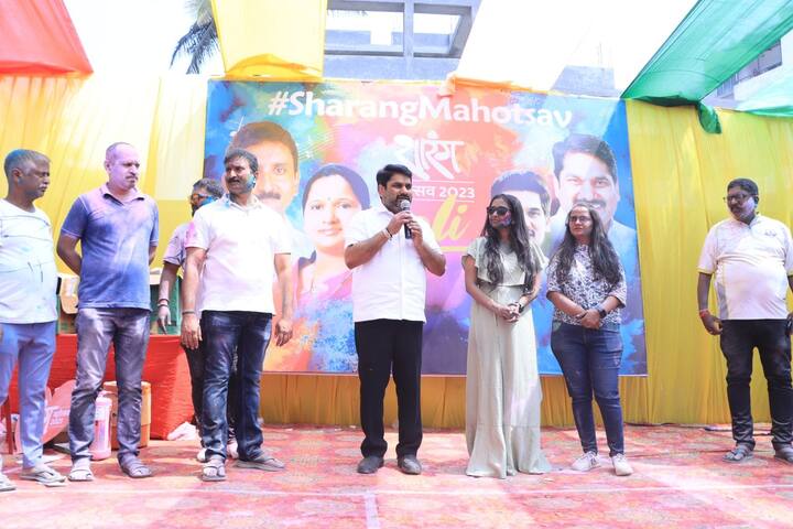 महिला वर्गासाठी रंगपंचमीचा आनंद मनसोक्तपणे लुटण्यासाठी शारंग महोत्सवाचे आयोजन करण्यात येत असते.