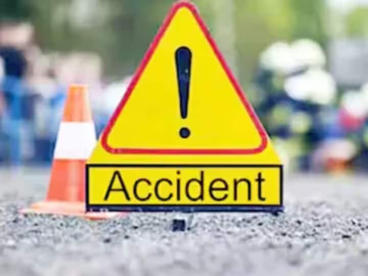 Sultanpur Road Accident Car and dumper collision on Purvanchal Expressway, Five people including three women died Sultanpur Road Accident: पूर्वांचल एक्सप्रेस-वे पर डंपर से टकराई कार, तीन महिलाओं समेत पांच की मौत
