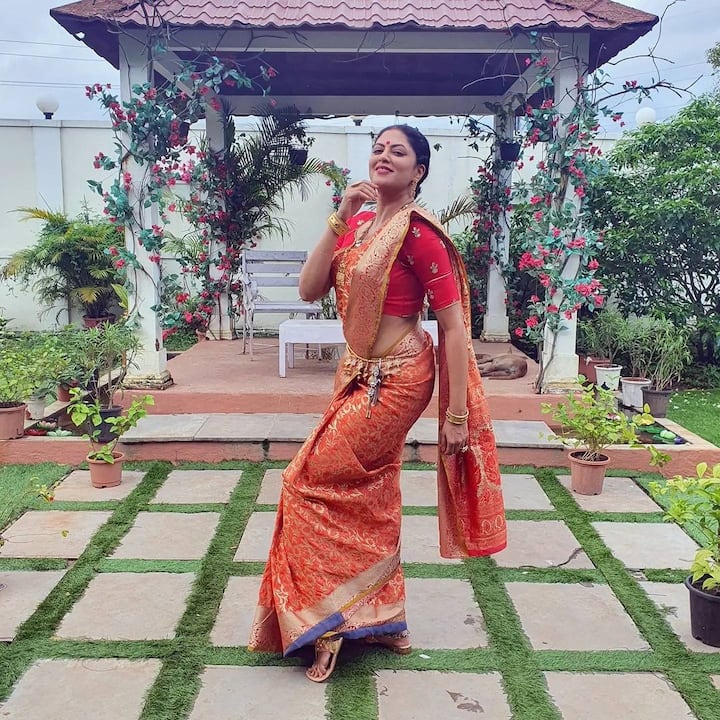 कविता ने भी ट्विटर पर ट्रोल को जवाब में कहा- '42 की हूं, फिर भी खूबसूरत हूं और हॉट तो इतनी हूं उफ..सॉरी आपको आपके घरवाले पालने में ही डाल कर भूल गए.'