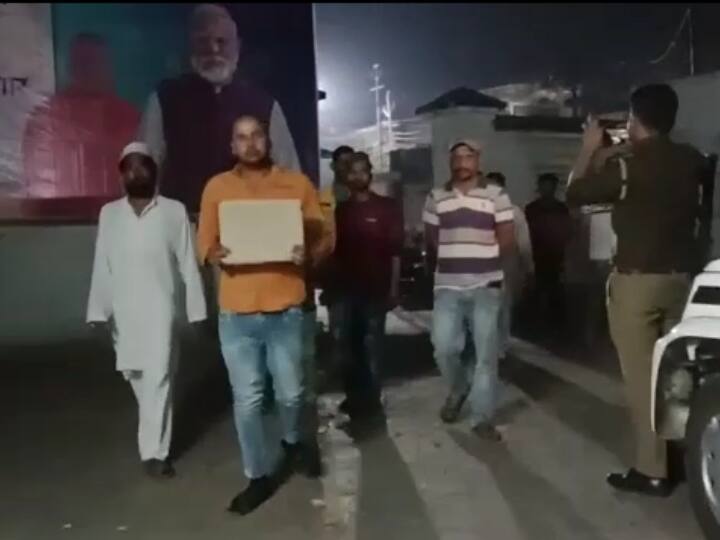 UP Encounter Criminal Surrender Police Station With Family in Muzaffarnagar ANN UP News: यूपी में एनकाउंटर से बदमाशों में दहशत, हाथों में तख्ती लेकर सरेंडर करने परिवार के साथ थाने पहुंचा युवक