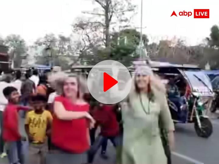 bihar bodh gaya Foreign Girl Dance on bhojpuri song Viral Video on instagram Viral Video: बोधगया में भोजपुरी गाने पर विदेशी महिला ने जमकर लगाए ठुमके, पहले नहीं देखा होगा ऐसा वीडियो