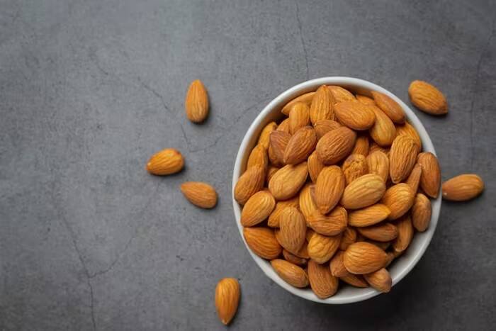 બદામ જો શરીરમાં કેલ્શિયમની ઉણપ હોય તો તમે બદામનું સેવન પણ કરી શકો છો. બદામમાં ભરપૂર માત્રામાં કેલ્શિયમ હોય છે.વિટામીન E અને ફાઈબર પણ તેમાં જોવા મળે છે.