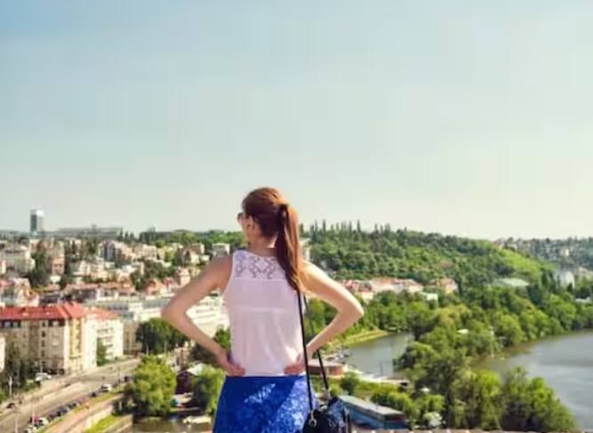 ਵੱਡੇ ਦੇਸ਼ਾਂ ਵਿੱਚ ਲੱਖਾਂ ਵੀਜ਼ਾ ਅਰਜ਼ੀਆਂ ਪ੍ਰਾਪਤ ਹੁੰਦੀਆਂ ਹਨ, ਜਿਨ੍ਹਾਂ ਵਿੱਚੋਂ ਪ੍ਰਵਾਨਗੀ ਦੀ ਗਰੰਟੀ ਘੱਟ ਹੁੰਦੀ ਹੈ। ਅਜਿਹੇ 'ਚ ਜੇਕਰ ਤੁਸੀਂ ਜ਼ਿਆਦਾ ਮਨਜ਼ੂਰੀ ਵਾਲੇ ਦੇਸ਼ 'ਚ ਅਪਲਾਈ ਕਰਦੇ ਹੋ ਤਾਂ ਉਸ ਦੇਸ਼ ਦਾ ਵੀਜ਼ਾ ਮਿਲਣ ਦੀ ਸੰਭਾਵਨਾ ਜ਼ਿਆਦਾ ਹੁੰਦੀ ਹੈ। ਇੱਥੇ ਅਜਿਹੇ ਦੇਸ਼ਾਂ ਬਾਰੇ ਦੱਸਿਆ ਗਿਆ ਹੈ।