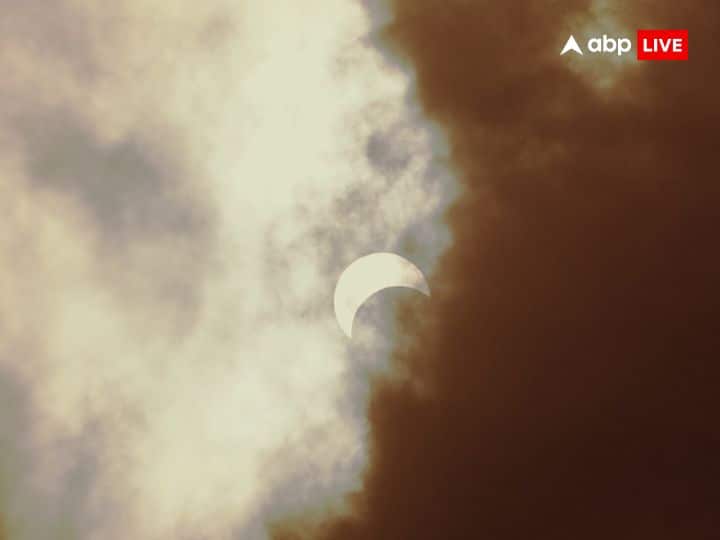 इस साल का पहला सूर्य ग्रहण 20 अप्रैल को गुरुवार के दिन लगेगा. यह ग्रहण 20 अप्रैल को सुबह 7.04 बजे से दोपहर 12.29 मिनट तक लगेगा. ज्योतिष शास्त्र में भी ग्रहण को विशेष महत्व दिया गया है.