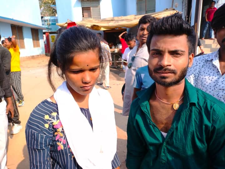 Love Story in Bihar Started From Wrong Number Arrah Girl Got Married to Patna Boy Now Fighting With Her Mother ann आरा से पटना में बजी रॉन्ग नंबर की घंटी, लड़की को मिला उसका ‘ड्रीम बॉव्य’, शादी कर ली, अब बीच सड़क हुआ खूब ड्रामा
